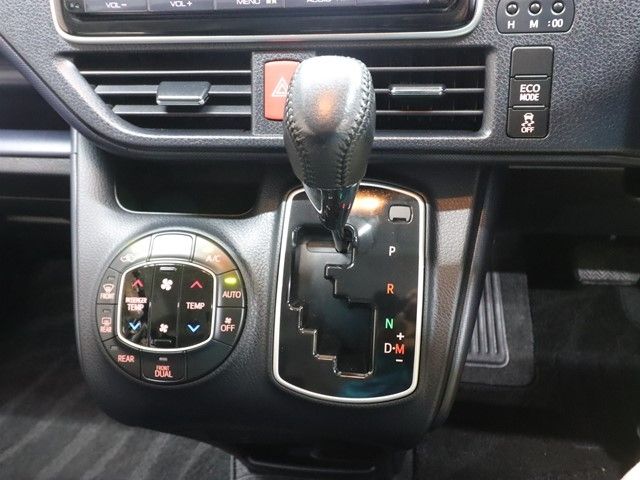 TOYOTA VOXY 2014 Image 31