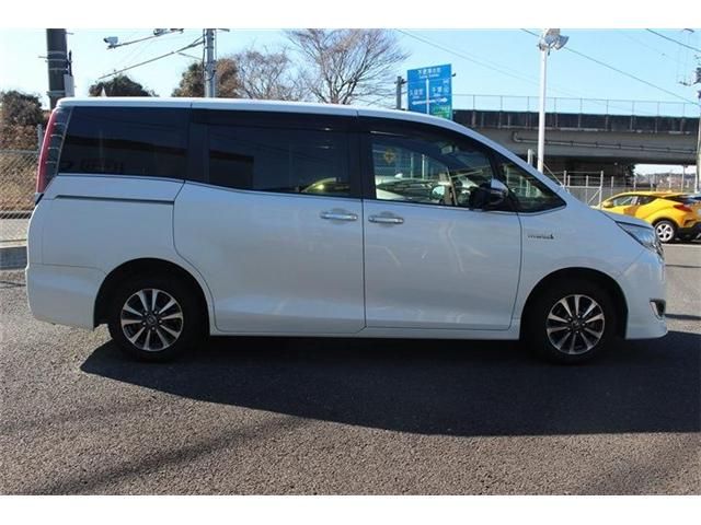 TOYOTA ESQUIRE HYBRID 2018 Image 31
