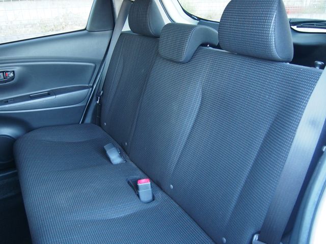 TOYOTA VITZ 2017 Image 31