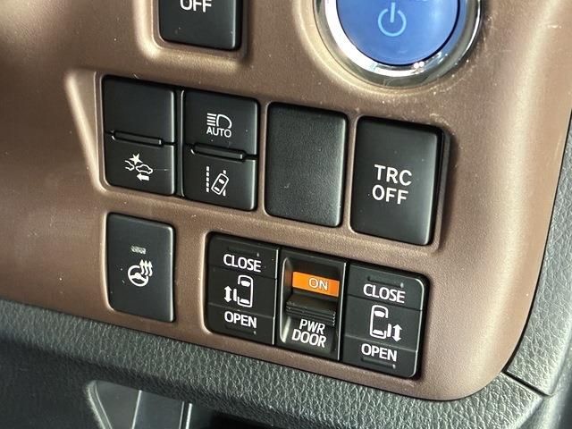 TOYOTA ESQUIRE HYBRID 2018 Image 31