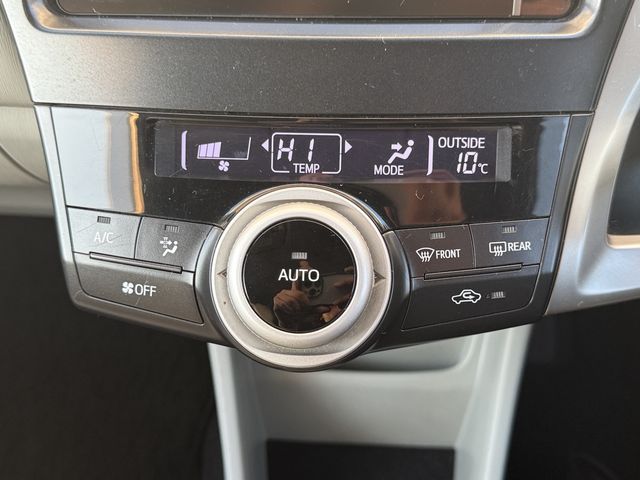 TOYOTA PRIUS ALPHA 2013 Image 31