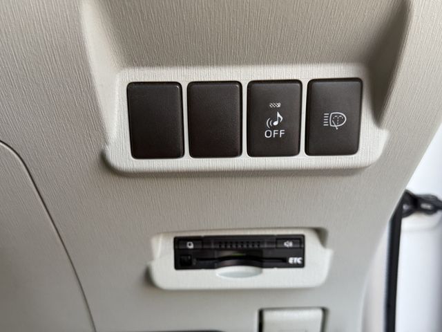 TOYOTA PRIUS ALPHA 2013 Image 31