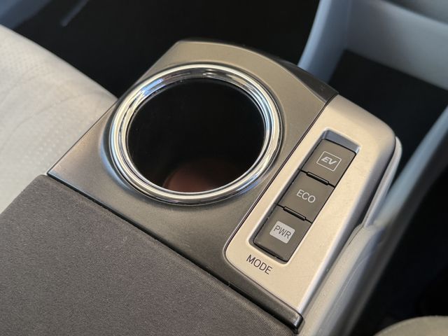 TOYOTA PRIUS ALPHA 2013 Image 31