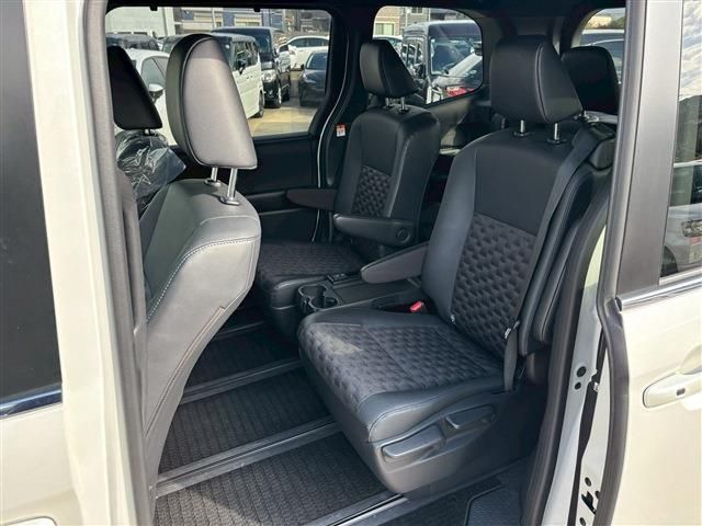 TOYOTA VOXY HYBRID 2023 Image 31