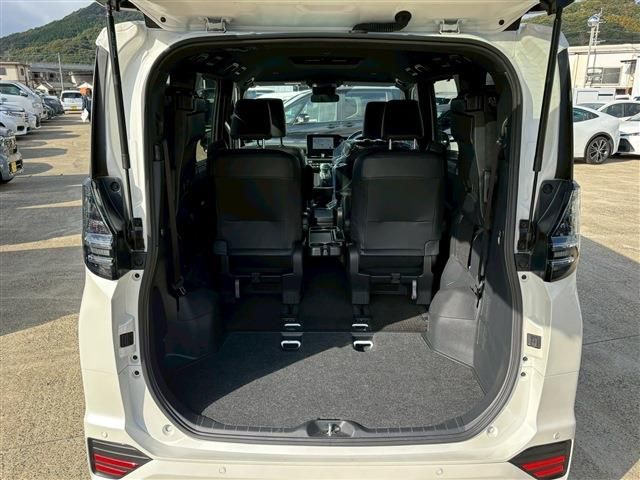 TOYOTA VOXY HYBRID 2023 Image 31