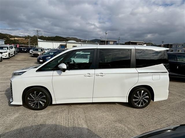 TOYOTA VOXY HYBRID 2023 Image 31