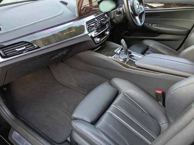 BMW 5SERIES TOURING 2018 Image 31