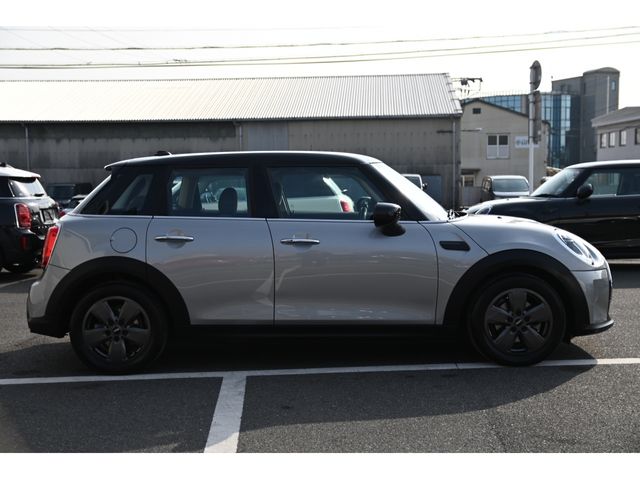 BMW MINI COOPER D 5DOOR 2023 Image 31
