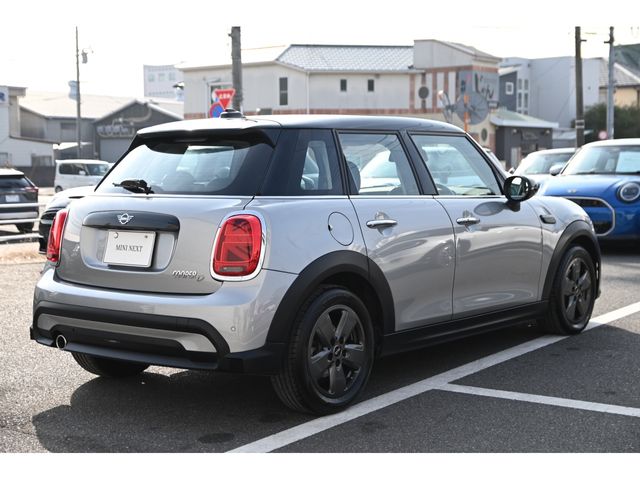 BMW MINI COOPER D 5DOOR 2023 Image 31