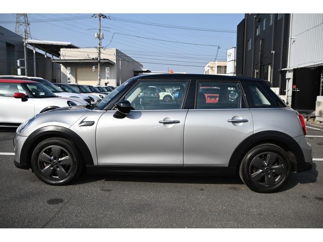 BMW MINI COOPER D 5DOOR 2023 Image 31