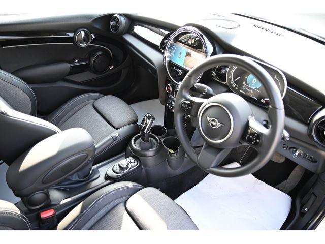 BMW MINI COOPER D 5DOOR 2023 Image 31