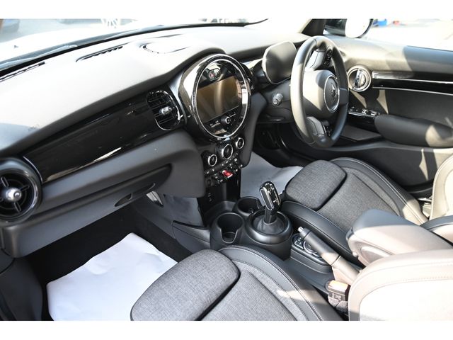 BMW MINI COOPER D 5DOOR 2023 Image 31