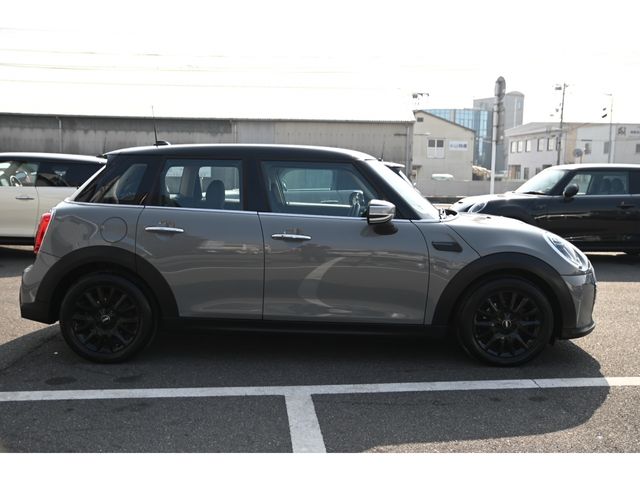 BMW MINI COOPER D 5DOOR 2022 Image 31
