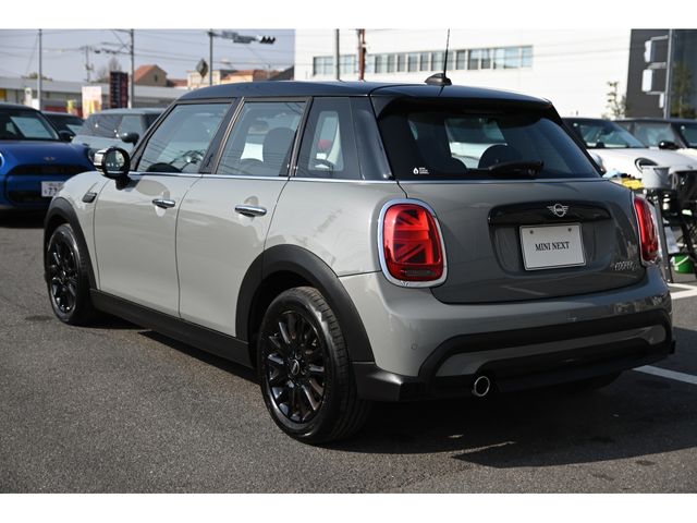 BMW MINI COOPER D 5DOOR 2022 Image 31