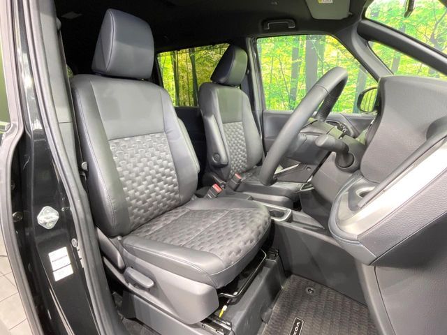 TOYOTA VOXY HYBRID 2024 Image 31