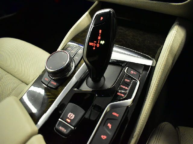 BMW 5SERIES SEDAN 2017 Image 31