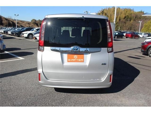 TOYOTA NOAH HYBRID 2015 Image 31