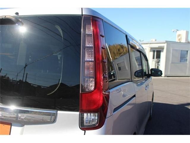 TOYOTA NOAH HYBRID 2015 Image 31