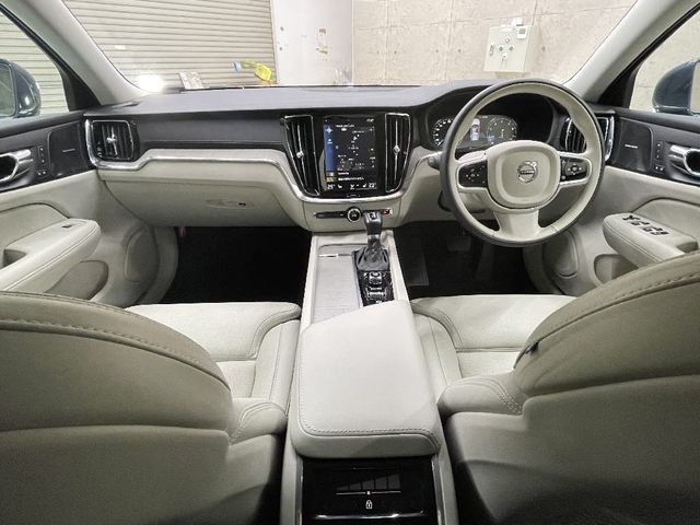 VOLVO V60 2019 Image 31