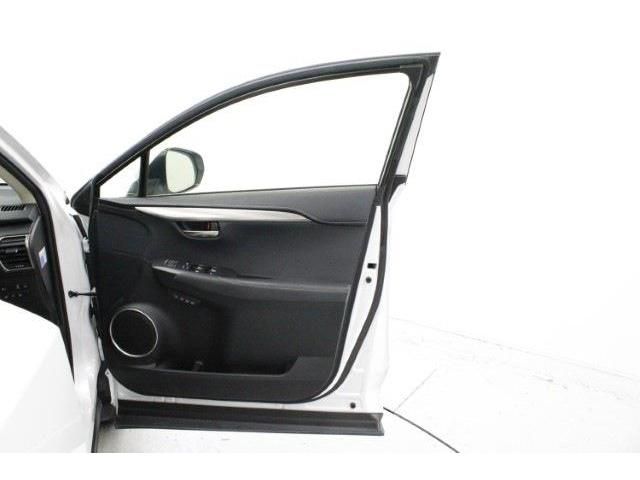 TOYOTA LEXUS NX300H 2017 Image 31