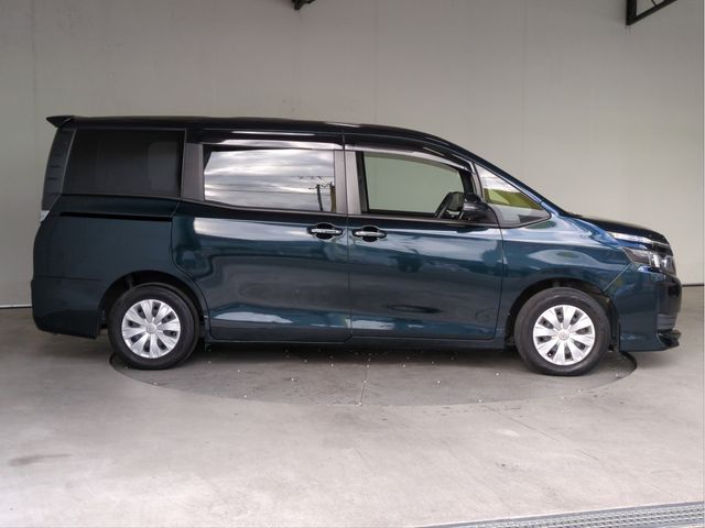 TOYOTA VOXY 2014 Image 31