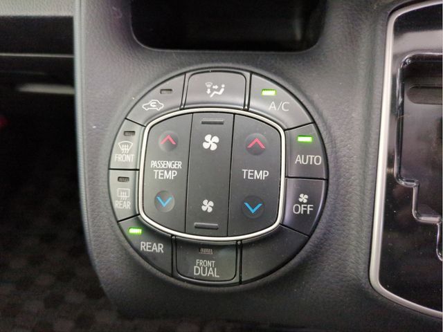 TOYOTA VOXY 2014 Image 31