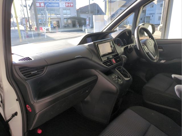 TOYOTA VOXY 2014 Image 31