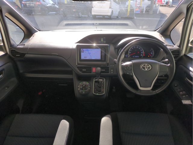 TOYOTA VOXY 2014 Image 31