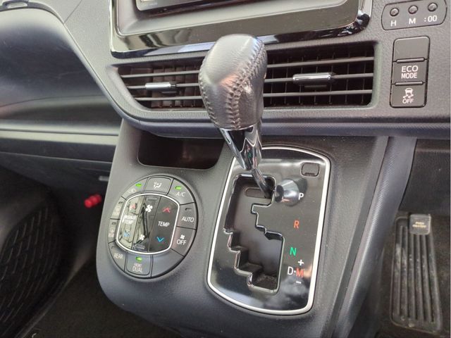 TOYOTA VOXY 2014 Image 31