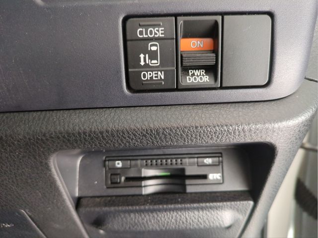 TOYOTA VOXY 2014 Image 31