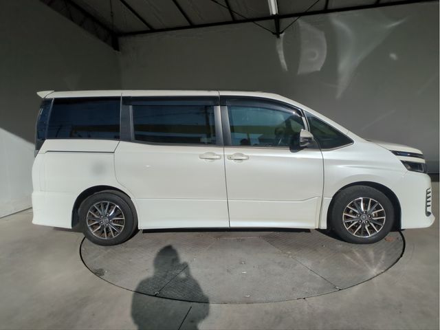 TOYOTA VOXY 2014 Image 31