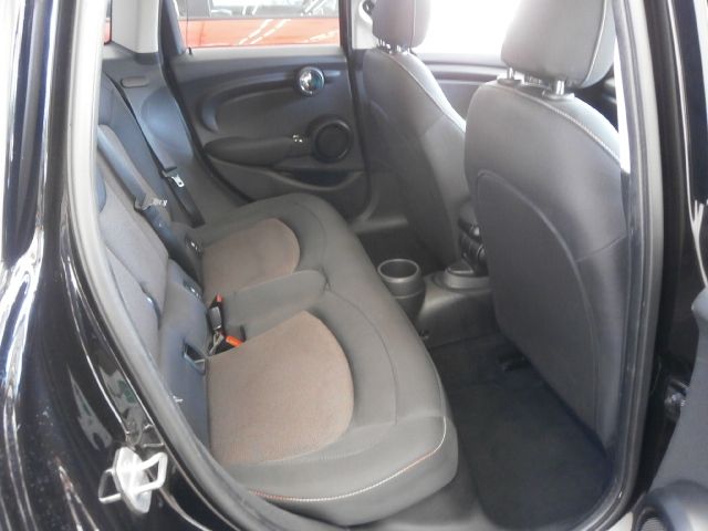 BMW MINI COOPER 5DOOR 2019 Image 31