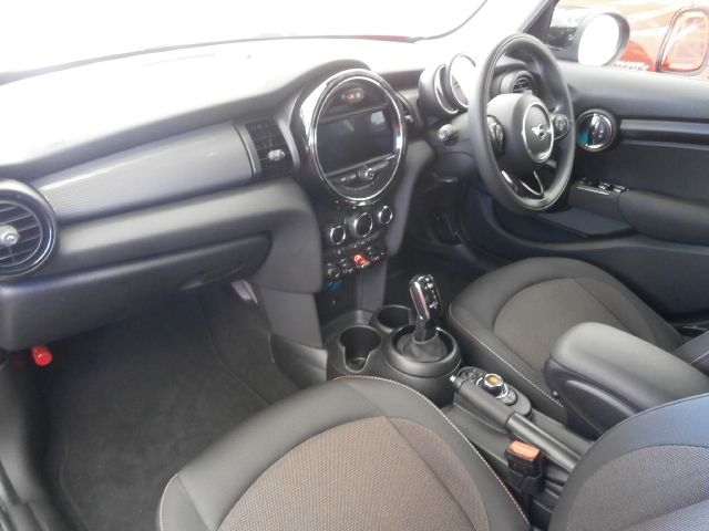 BMW MINI COOPER 5DOOR 2019 Image 31