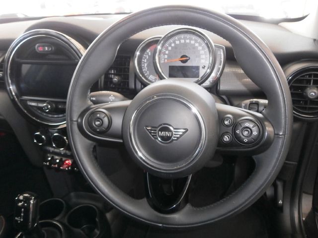 BMW MINI COOPER 5DOOR 2019 Image 31