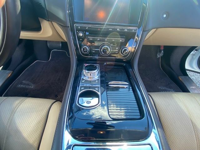 JAGUAR XJSERIES SEDA 2010 Image 31