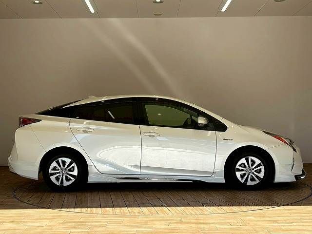 TOYOTA PRIUS 2017 Image 31