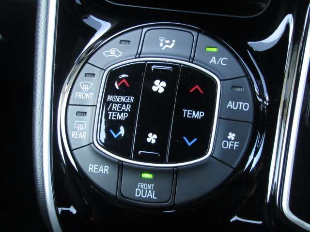 TOYOTA VOXY 2018 Image 31