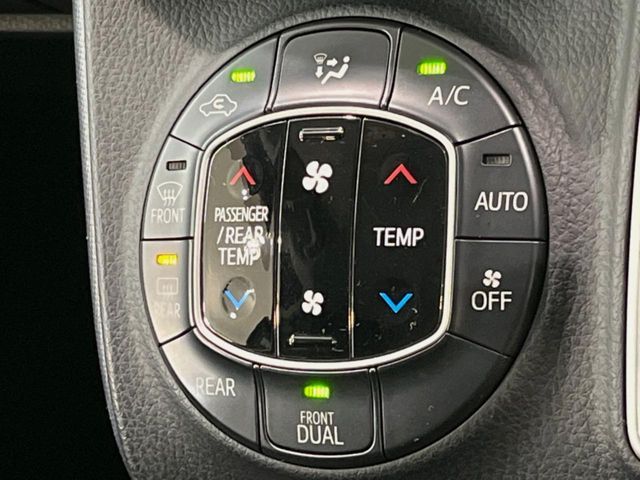 TOYOTA VOXY 2015 Image 31