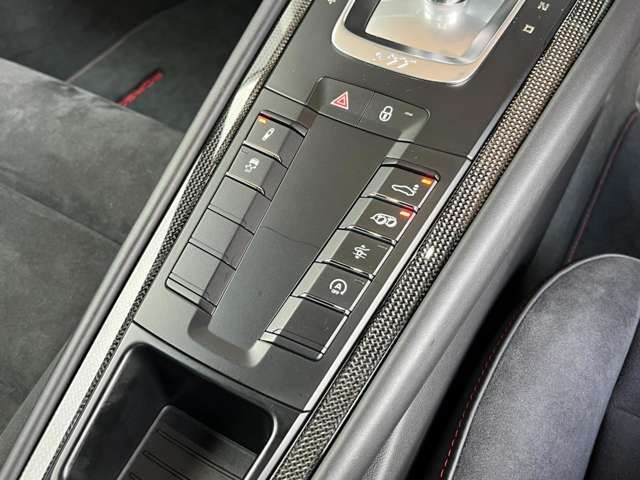 PORSCHE 911 2018 Image 31