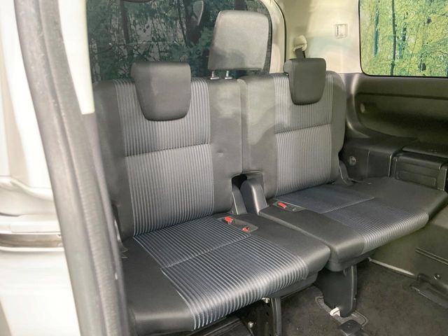 TOYOTA VOXY 2017 Image 31