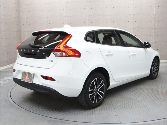 VOLVO V40 2018 Image 31