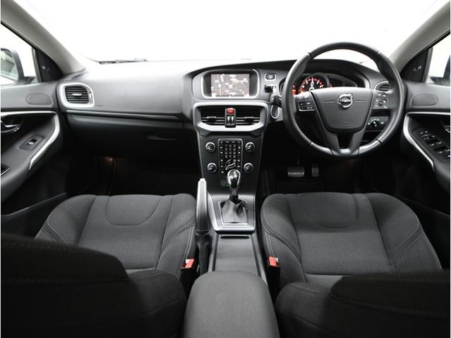 VOLVO V40 2018 Image 31