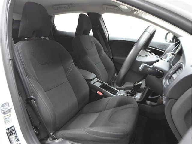 VOLVO V40 2018 Image 31