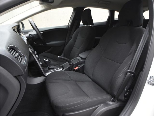 VOLVO V40 2018 Image 31