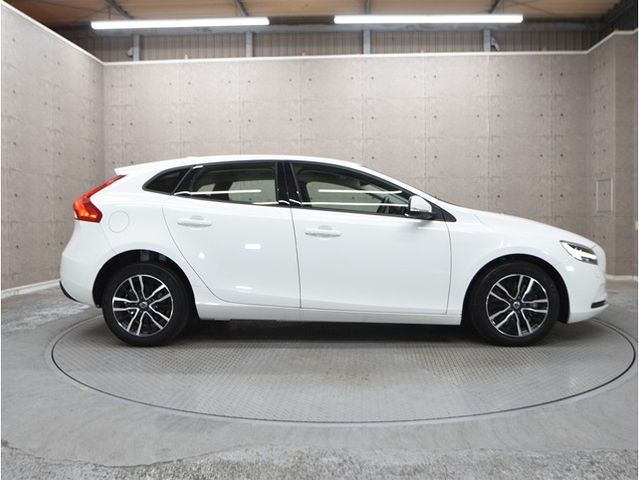 VOLVO V40 2018 Image 31