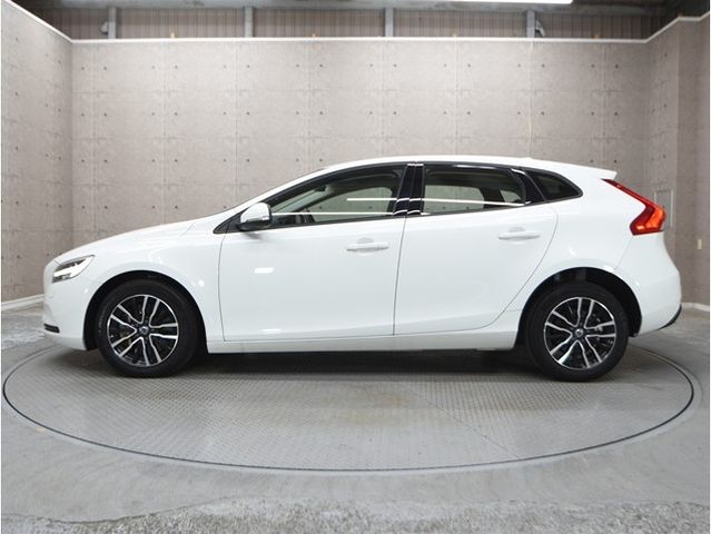 VOLVO V40 2018 Image 31