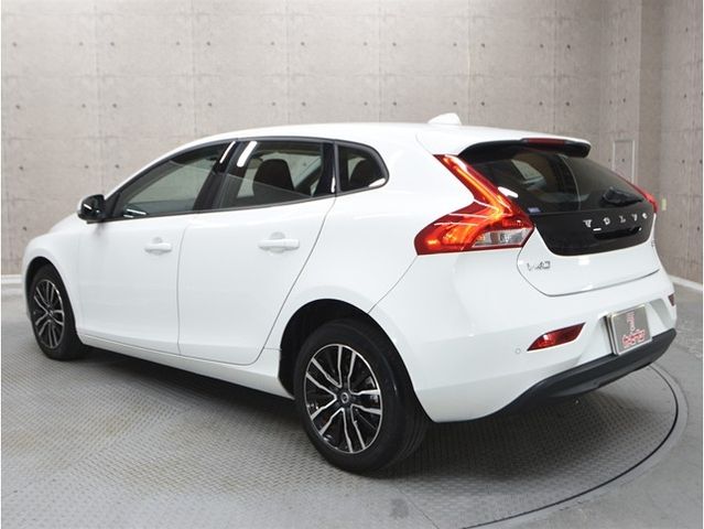 VOLVO V40 2018 Image 31