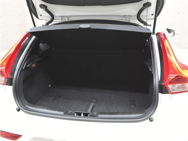 VOLVO V40 2018 Image 31