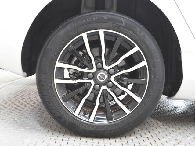 VOLVO V40 2018 Image 31