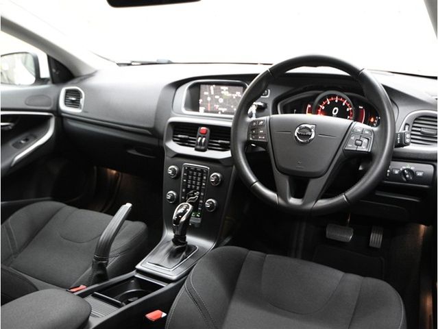 VOLVO V40 2018 Image 31